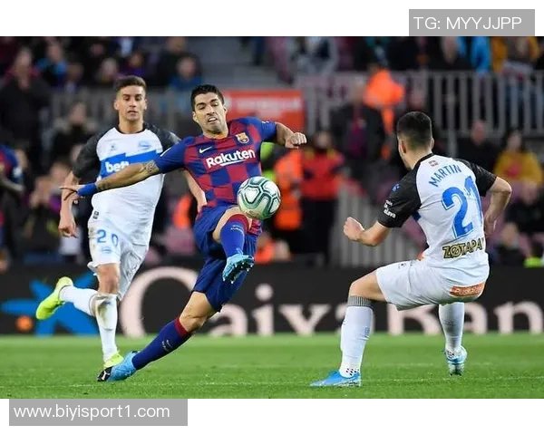 西甲球员开场静止抗议引发热议赛事转播俯瞰球场长达20秒