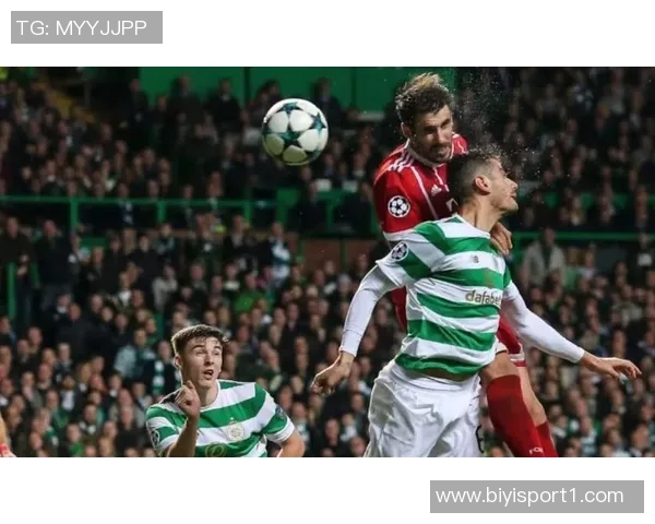 拜仁派球探考察费耶诺德19岁右后卫雷德引发关注